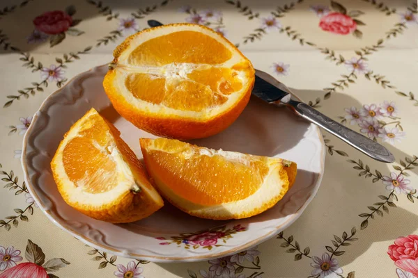 テーブルの上にスライスしたオレンジ — ストック写真