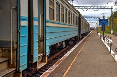 Duraktaki eski yolcu treni.