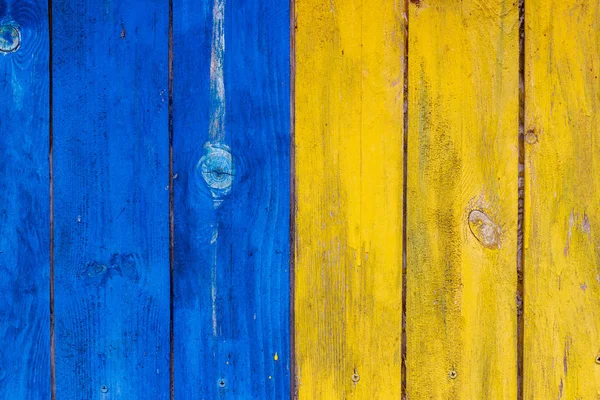 Tahta sarı ve mavi renklerle boyanmış.