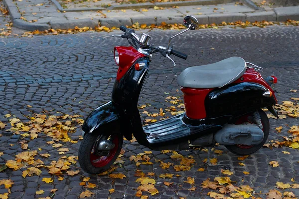 Ciclomotore Rosso Sulla Strada — Foto Stock