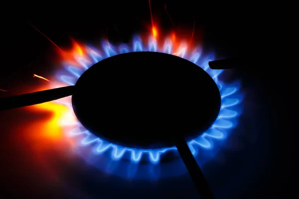 Karanlık bir arkaplanda gaz ocağı