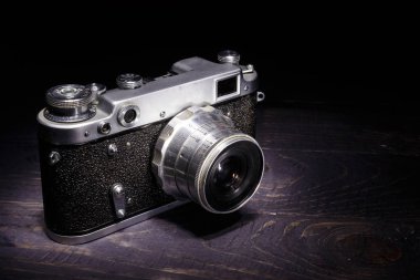 Ahşap arka planda eski kamera