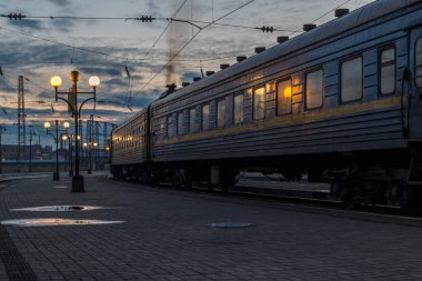 Akşam tren istasyonundaki tren fotoğrafları.