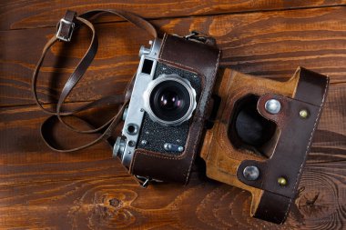 Ahşap arka planda eski kamera