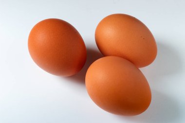 Üç kahverengi yumurta yakın plan.