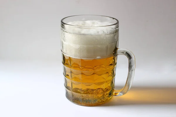Cálice Velho Com Cerveja Fundo Branco — Fotografia de Stock