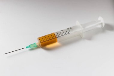 Beyaz arka planda ilaçlı şırınga yakın plan