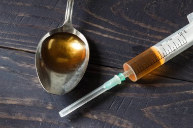 İlaç ve haplarla dolu bir şırınga.