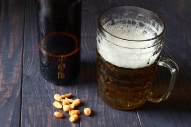 Bir bardak bira ve fıstık.