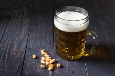 Bir bardak bira ve fıstık.