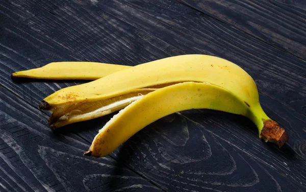 Casca Banana Fundo Escuro Close — Fotografia de Stock