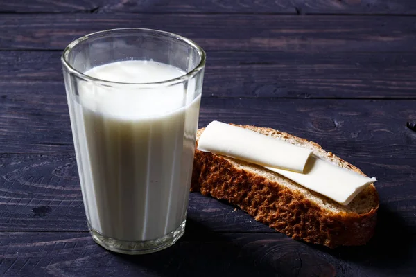 Ψωμί Βούτυρο Και Ένα Ποτήρι Γάλα — Φωτογραφία Αρχείου