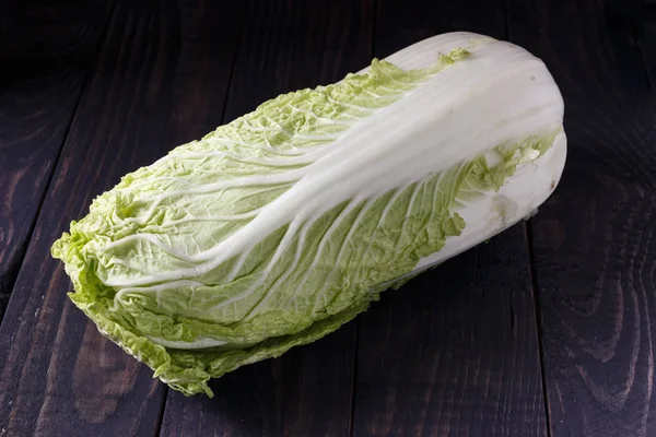 Ahşap bir masa üzerinde yeşil Pekin lahana