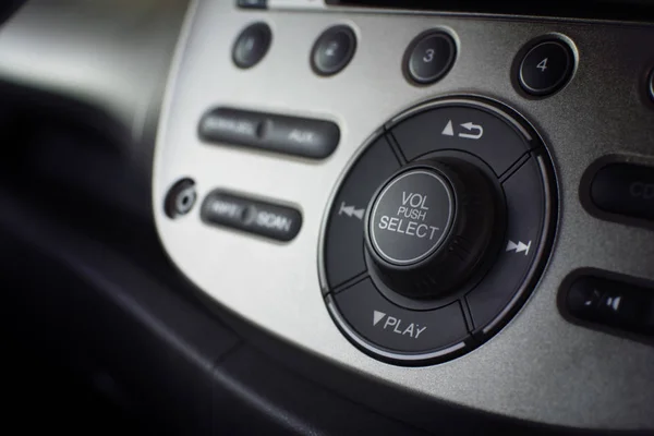 Cerca del salpicadero del volumen controlan la música y la radio en el coche  . —  Fotos de Stock