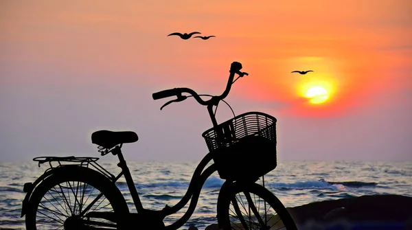 Silueta de bicicleta y puesta de sol cielo con nubes —  Fotos de Stock