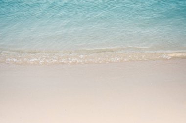 Açık mavi su ve yumuşak tropikal Beach