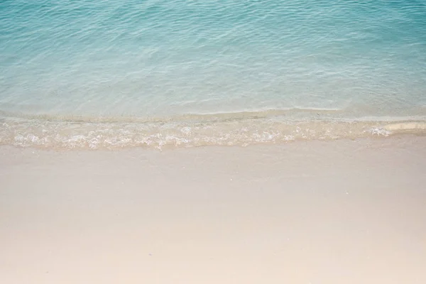Czyste, błękitne wody i delikatny w tropikalnej plaży — Zdjęcie stockowe