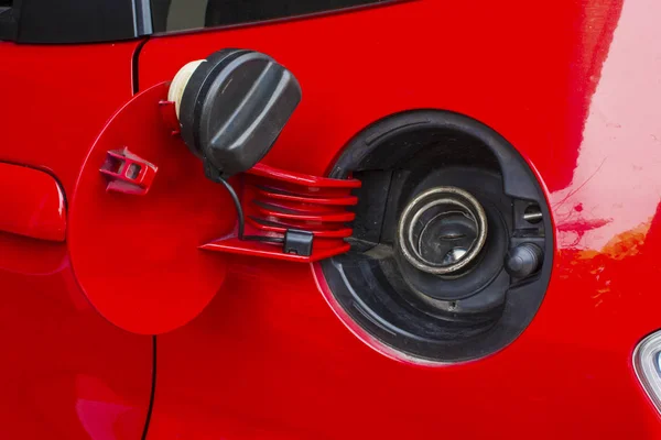 Bir otomobilin atış kapatmak Açık yakıt tankı kapağı