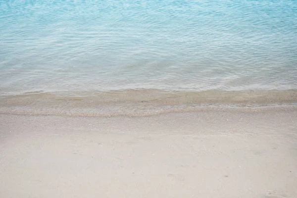 Czyste, błękitne wody i delikatny w tropikalnej plaży dla rel lato — Zdjęcie stockowe