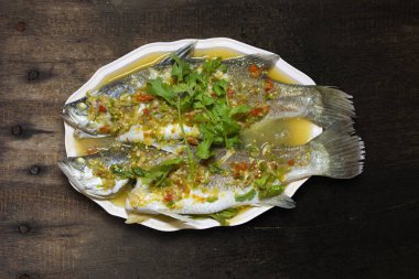 Bir kapta limon, biber ve Sarımsak soslu buğulama levrek 