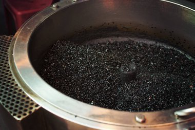 Kestane kavurma için sıcak bir tavada sıcak çakıl taşı. 