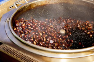 Sıcak bir tavada kavrulmuş kestane