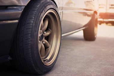 Seçici odak ile retro araba yarış jant jantlar.