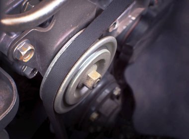 Araba triger kayışı motor odasında kapatın.