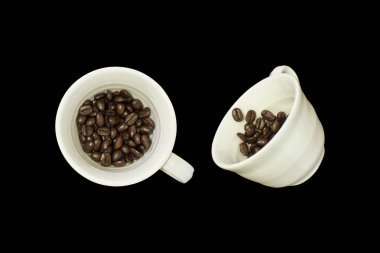 siyah arka plan üzerine izole kahve fincanı.