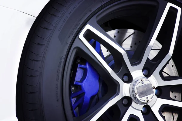 Racing rim wheel with disc brake and blue caliper. — Stock Photo, Image