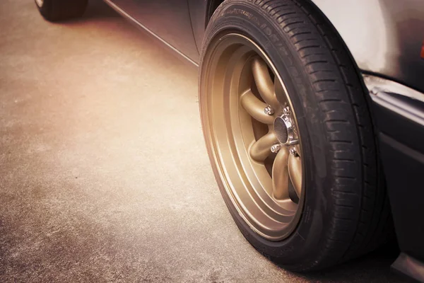 Racing rim wheels in retro car with selective focus. — Stock Photo, Image