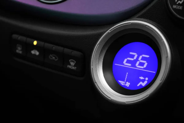 Digitaler Controller Klimaanlage mit Blaulicht im Auto. — Stockfoto
