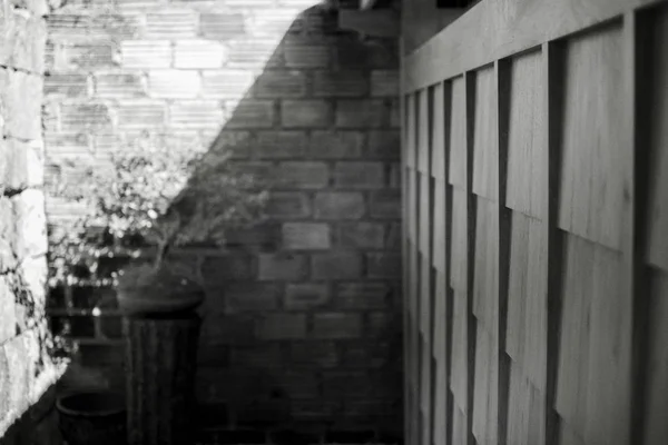 Концепция черно-белой пленки зерна. Деревянные стены и кирпичные стены в тени с темным настроением . — стоковое фото