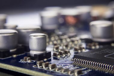 Alüminyum elektrolitik kapasitörler anakart üzerinde yüklü makro kapat