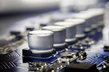 Alüminyum elektrolitik kapasitörler anakart üzerinde yüklü makro kapat.