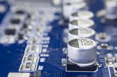 Alüminyum elektrolitik kapasitörler anakart üzerinde yüklü makro kapat
