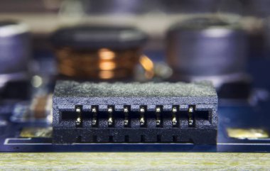 Elektronik devre kartı üzerindeki yüklü şerit kablo soket ve elektronik bileşen