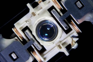 Makroyu kapat. CD çalar sistem ekipmanlarının lazer baş okuyucusu 