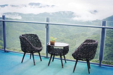 Rattan masa ve sandalyeler dinlenmek için ayarla.