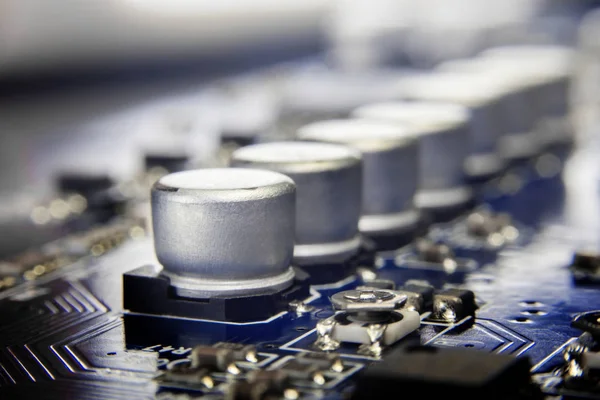 Close-up macro van aluminium elektrolytische condensatoren geïnstalleerd op het moederbord. — Stockfoto