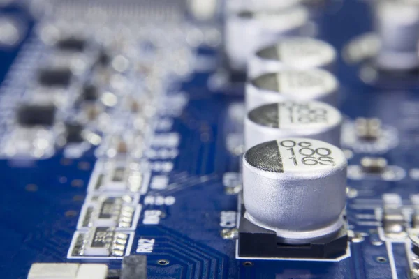 Detailní záběr makro hliníkových elektrolytických kondenzátorů nainstalován na základní desce — Stock fotografie