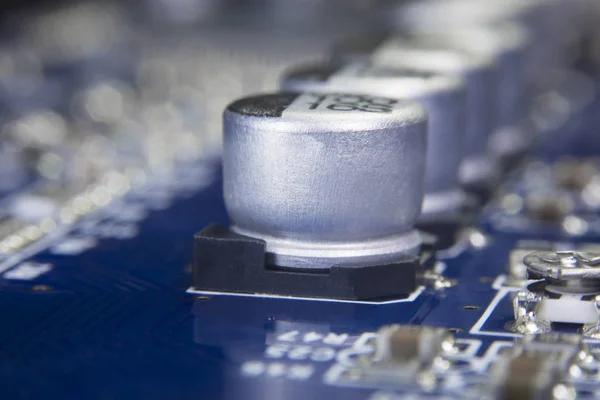 Fechar macro de capacitores eletrolíticos de alumínio instalados na placa-mãe — Fotografia de Stock