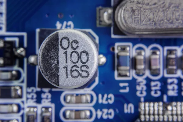 Close-up macro van aluminium elektrolytische condensatoren geïnstalleerd op het moederbord — Stockfoto