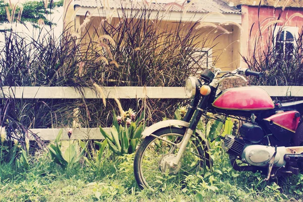 Κλασικό μηχανάκι στην ύπαιθρο. Το Vintage παλιά μοτοσικλέτα. — Φωτογραφία Αρχείου