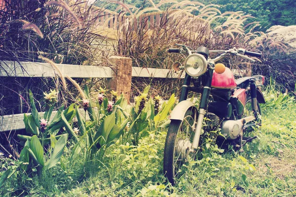 Κλασικό μηχανάκι στην ύπαιθρο. Το Vintage παλιά μοτοσικλέτα. — Φωτογραφία Αρχείου