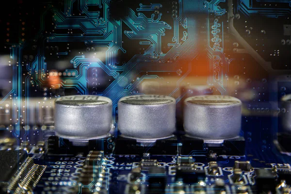 Detailní záběr makro hliníkových elektrolytických kondenzátorů. — Stock fotografie
