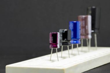 Elektrolitik kapasitörler PCB devre kartı yüklü.