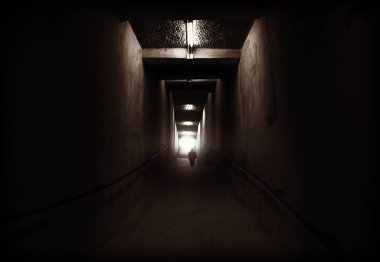Gizemli adam karanlık bir tünelde yürüyor.