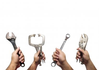 Birçok mekanik aletler tutan eller.