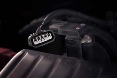 Elektrik prizine tel bağlayıcı bir araba motorunun.